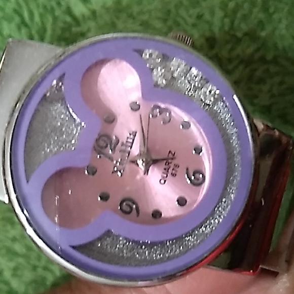 A lady's Mickey Mouse watch. - Picture 3 of 4
